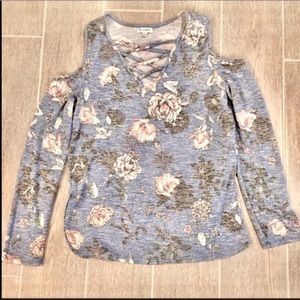 Love Fire Cold Shoulder Top M